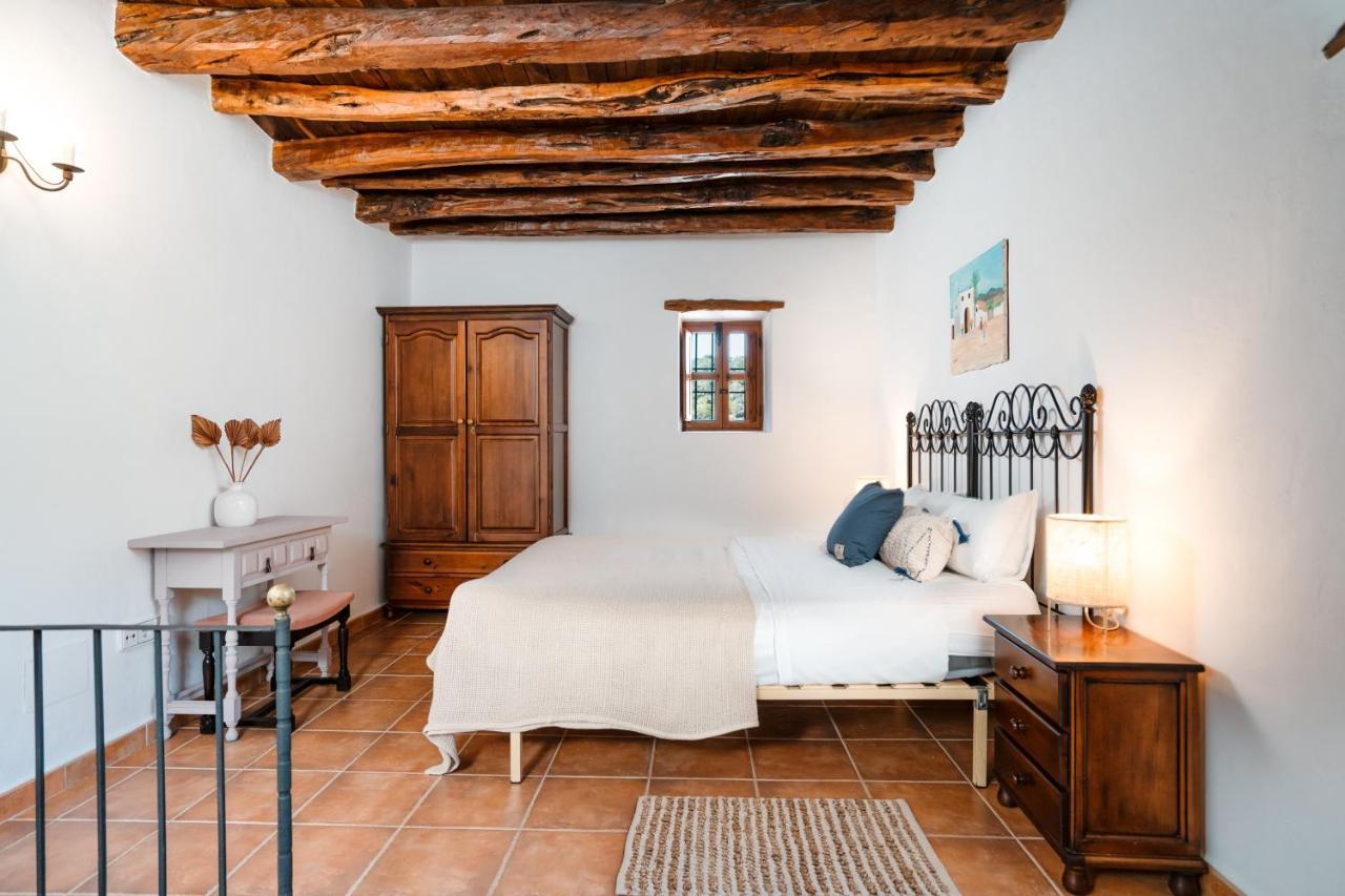 Villa 7 Bedroom With Pool - 5mins Walk To - Ramon *